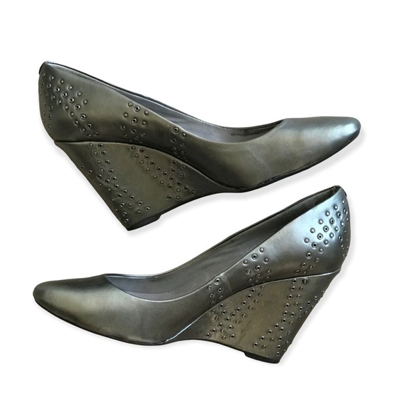 Kenneth Cole New York Silver Studed Wedge Heels Size 8.5 - Picture 2 of 8